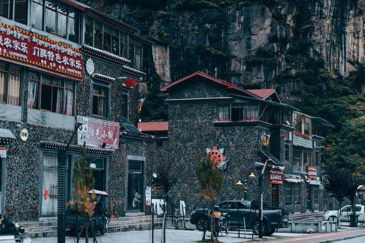 稀土价格最新动态与小巷隐秘宝藏，探索特色小店的奇妙之旅